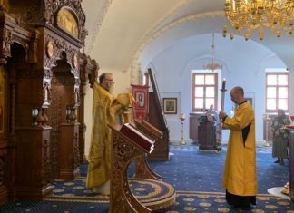 В день памяти святого великомученика и целителя Пантелеимона в Храме под Вязом прошли воскресные Богослужения