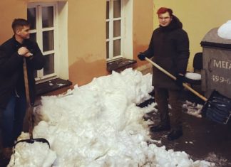 Студенты РПУ им. Иоанна Богослова помогают в уборке снега с территории храма