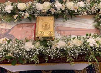 В Храме апостола Иоанна Богослова совершили вечерню с выносом Плащаницы и утреню с чином погребения