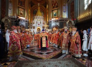 Настоятель храма — митрополит Крутицкий и Коломенский Павел сослужил Святейшему Патриарху за Великой Пасхальной Вечерней