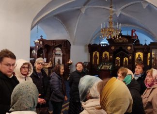 Экскурсия для участников проекта “Московское долголетие” прошла в Храме под Вязом