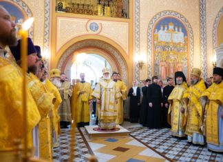 Митрополит Павел возглавил Божественную Литургию в Трёхсвятительском храме Коломенской духовной семинарии и торжества по окончанию учебного года